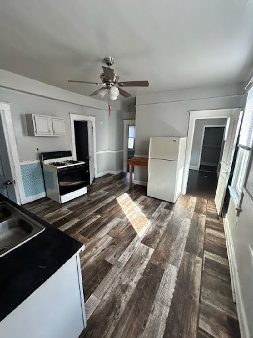 Milwaukee Apartment: 2549 S 14th St.