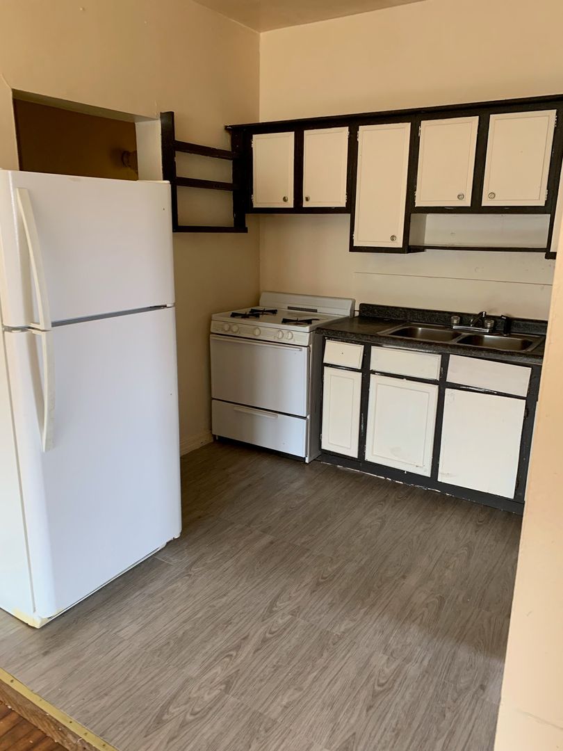 Milwaukee Apartment: 828 W Windlake Ave.