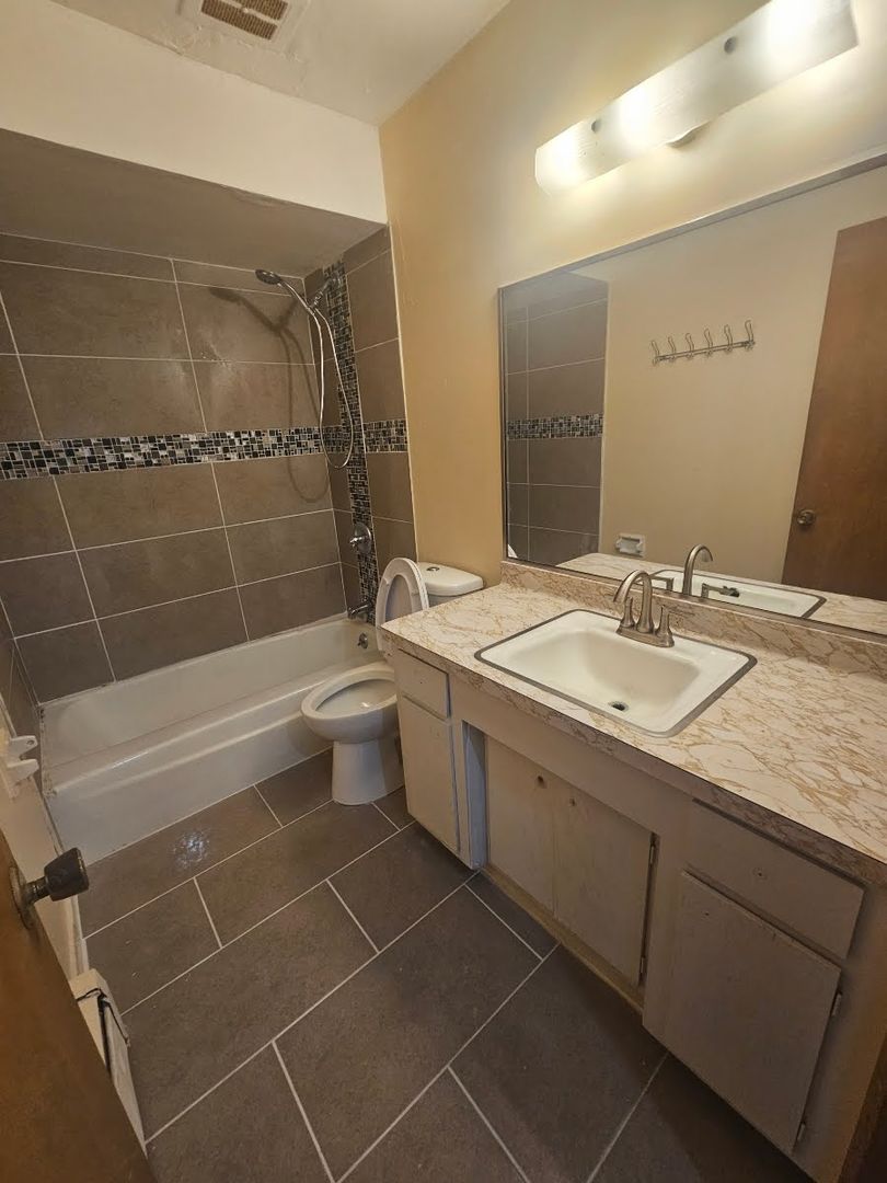 West Allis Apartment: 6900 W. Lincoln Ave.