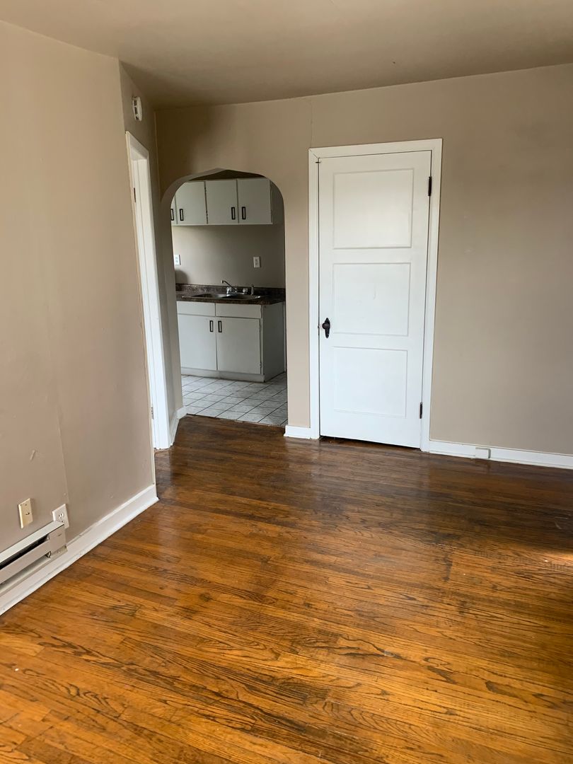 Milwaukee Apartment: 1316 W Highland Ave