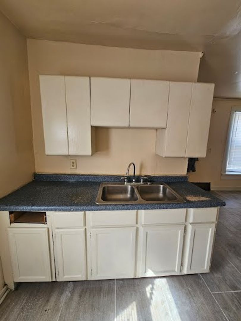 Milwaukee Apartment: 2517 W GARFIELD AVE