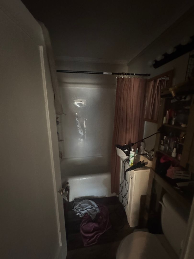 West Allis Apartment: 1705 S 69th St