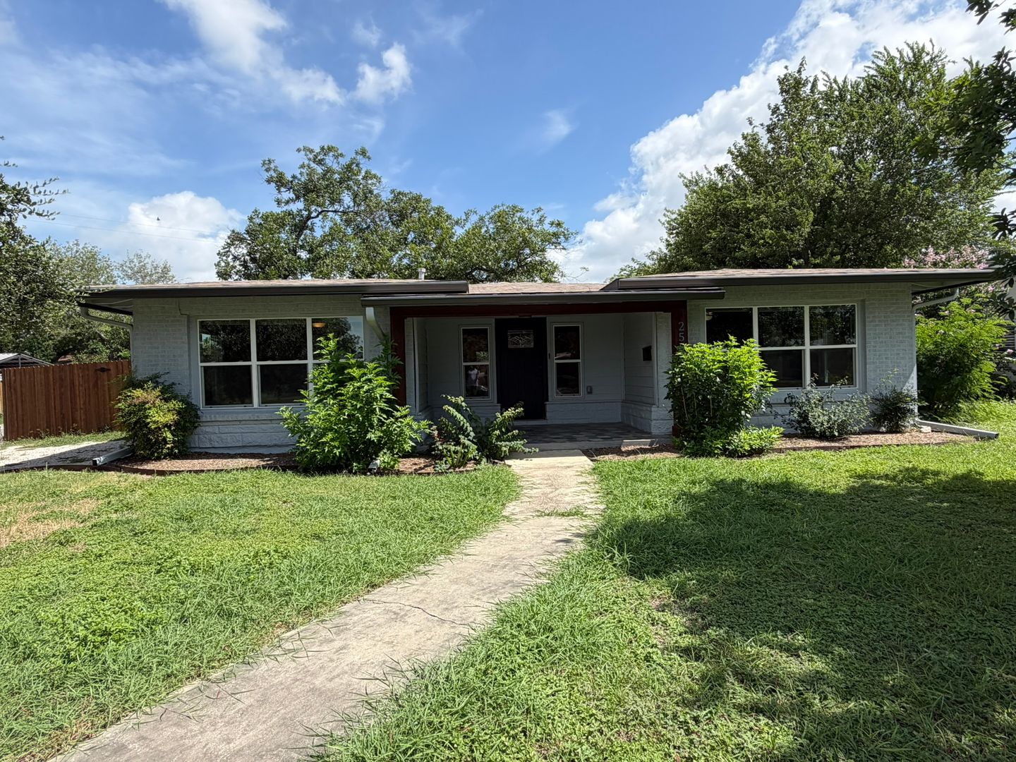 San Antonio House: 2555 W. Kings Hwy