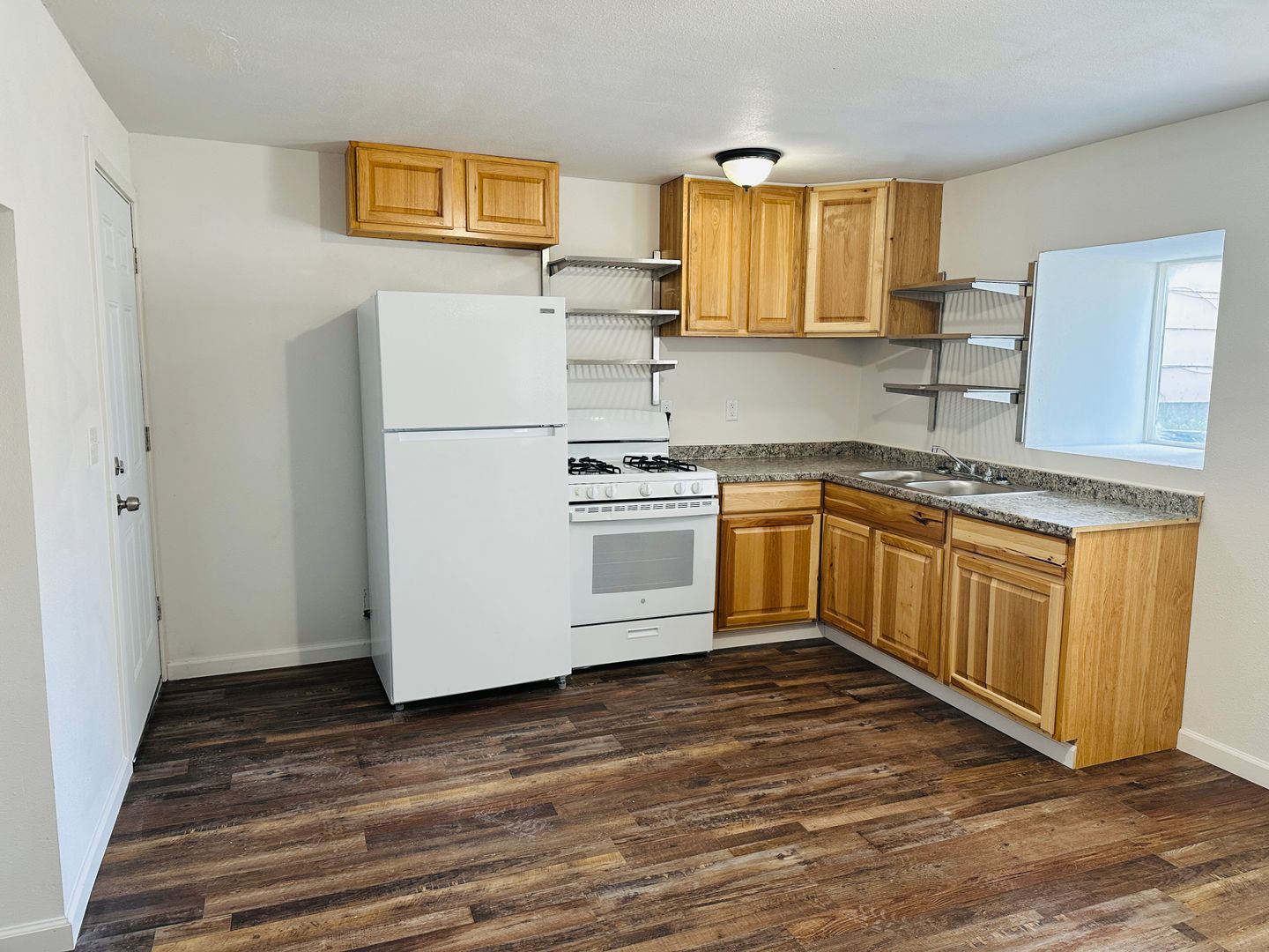 Laurel Apartment: 921 E. 4th St. #15