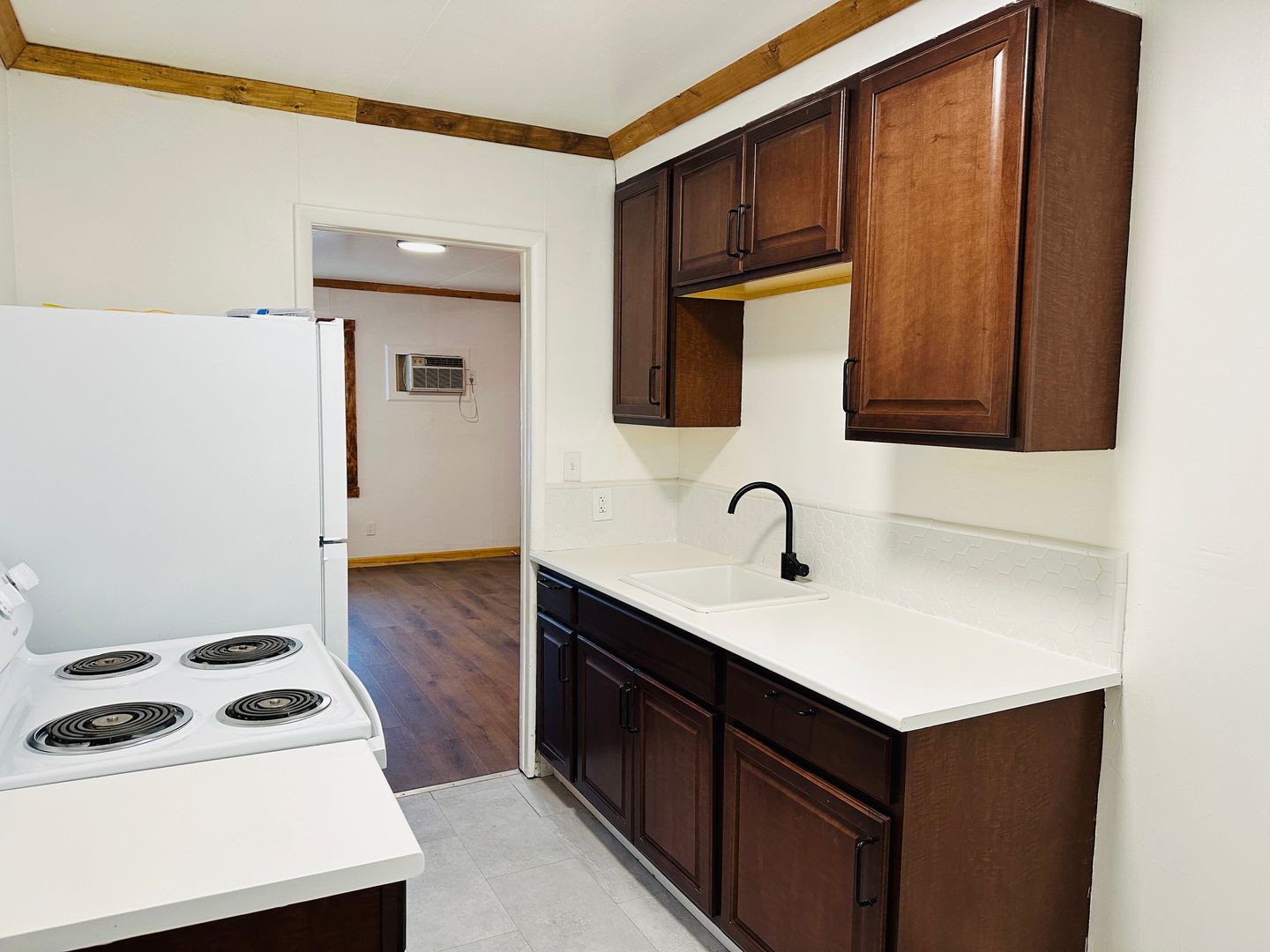 Laurel Apartment: 711 E. Main St. - 11