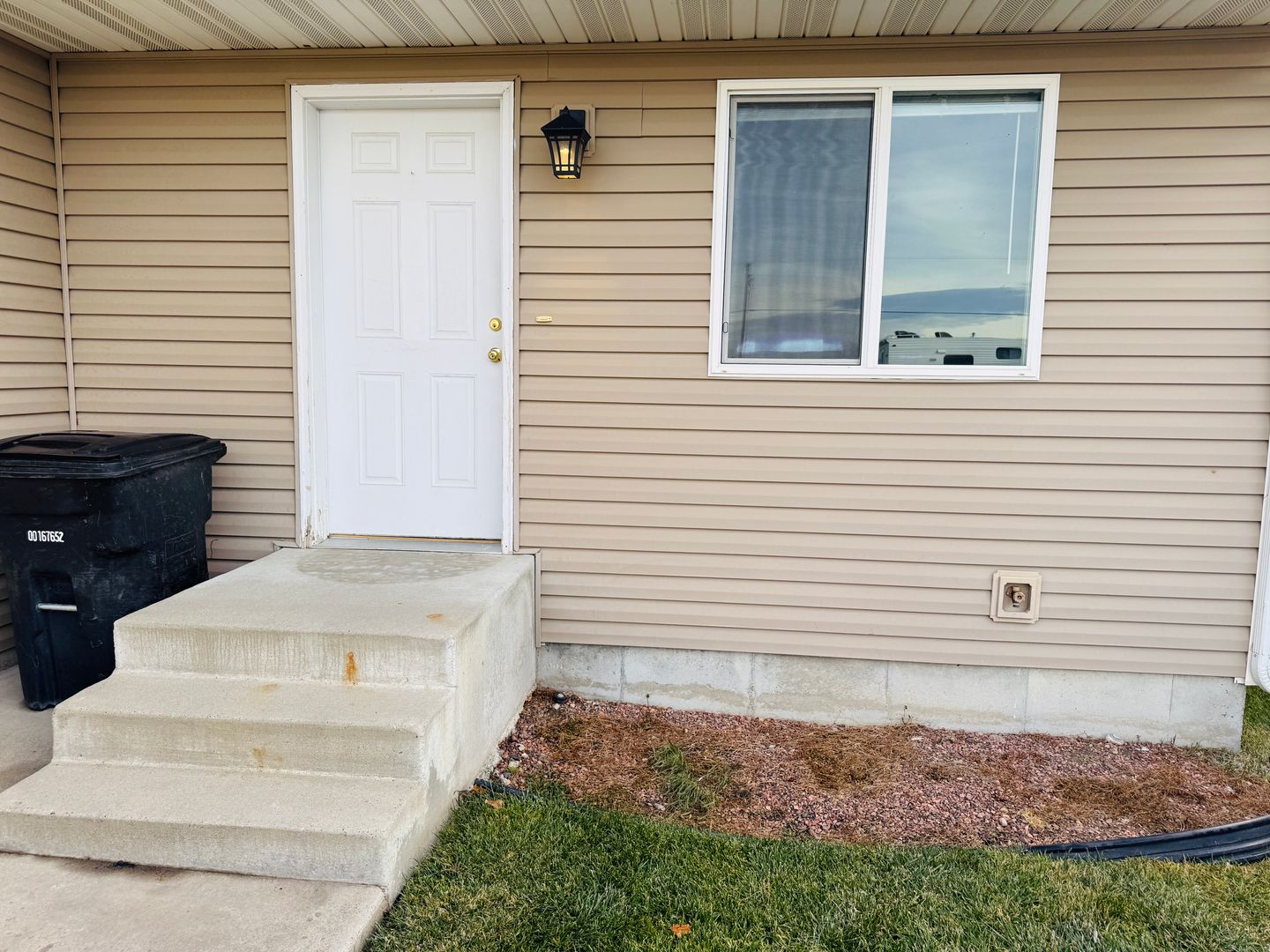 Laurel Apartment: 523 Yellowstone Ave.