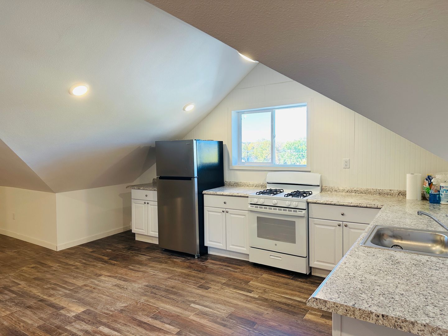 Laurel Apartment: 921 E. 4th St. #17