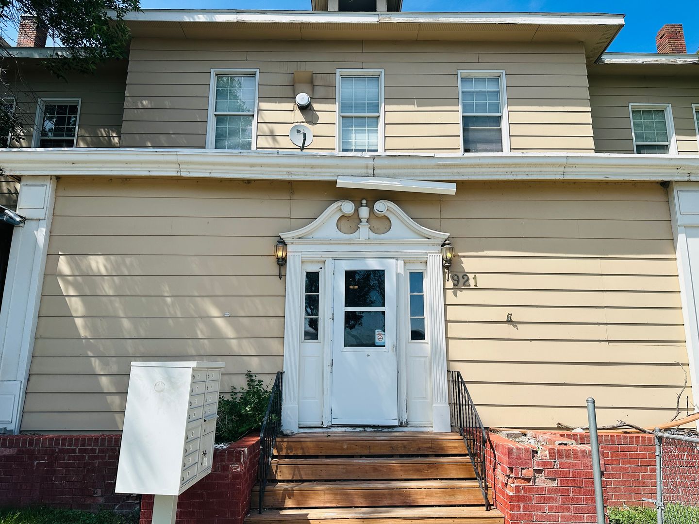 Laurel Apartment: 921 E. 4th St. #17