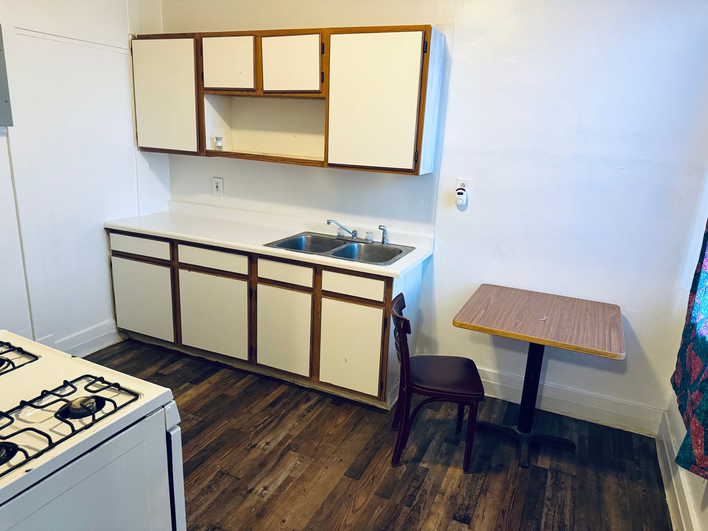 Laurel Apartment: 921 E. 4th St. #6