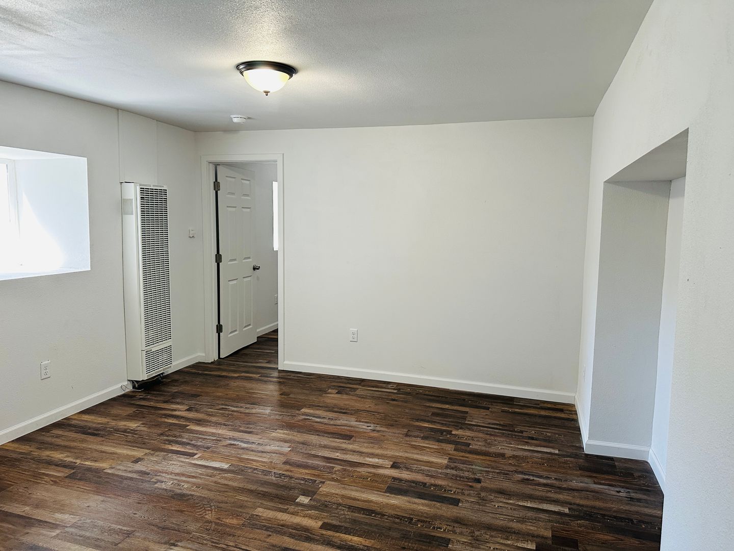 Laurel Apartment: 921 E. 4th St. #15