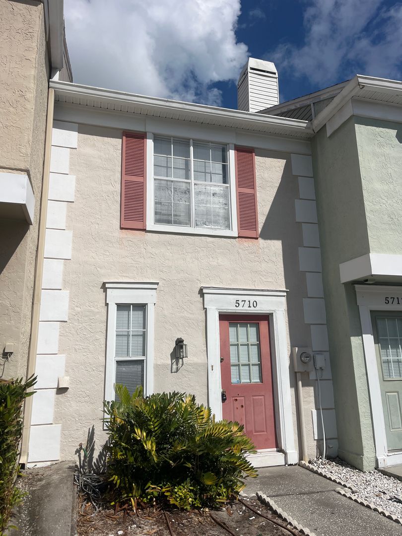 Tampa Townhome: 5710 Bratton Dr