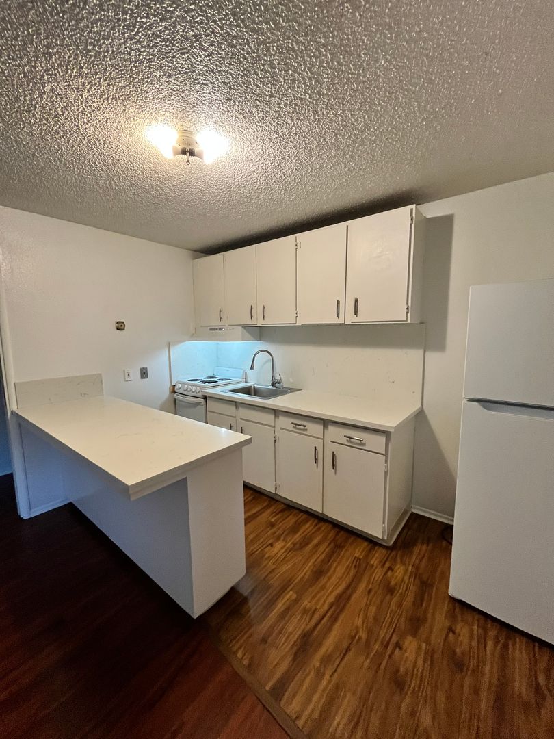 Modesto Apartment: 432 Sycamore Ave