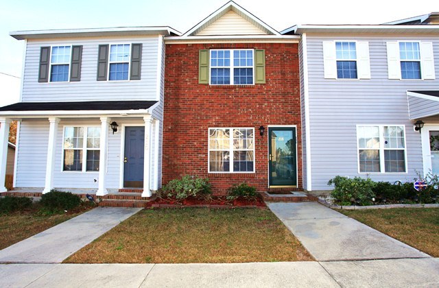 Jacksonville House: 208 Meadow Brook