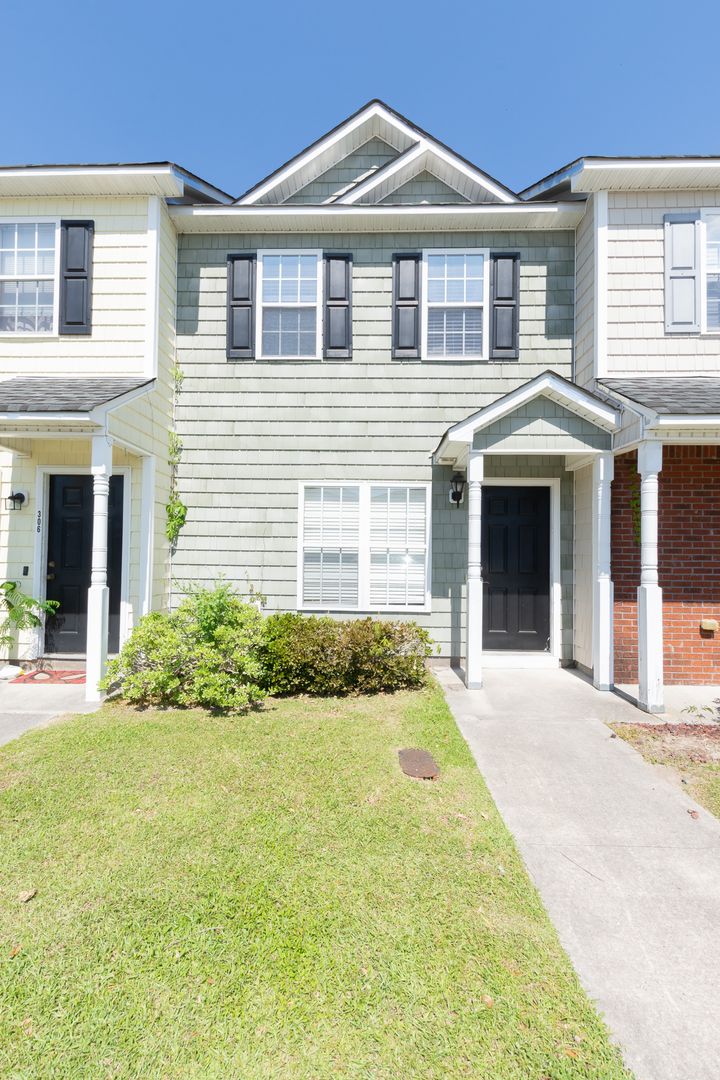 Jacksonville House: 304 Bridgewood Drive