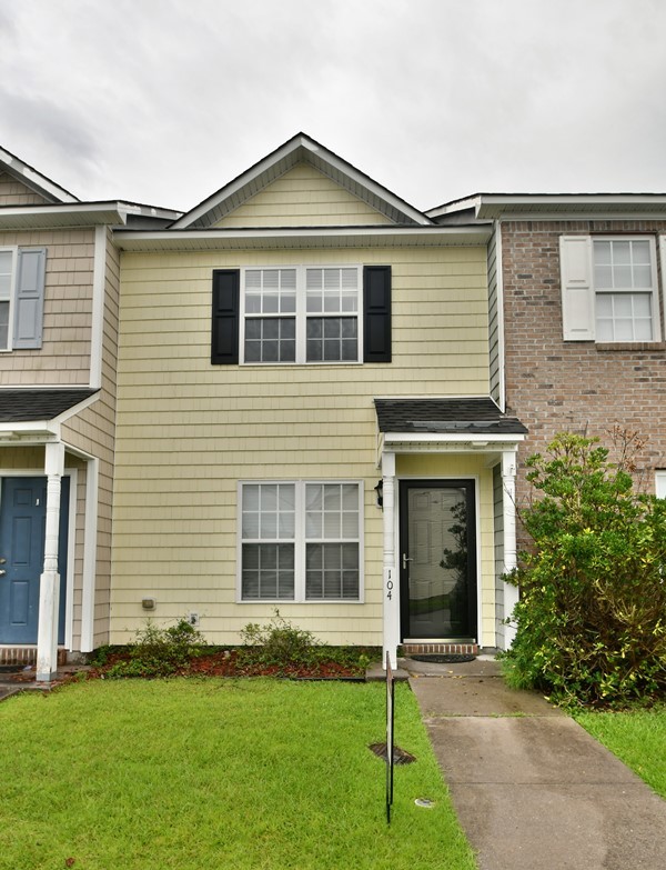 Jacksonville House: 104 Streamwood Dr