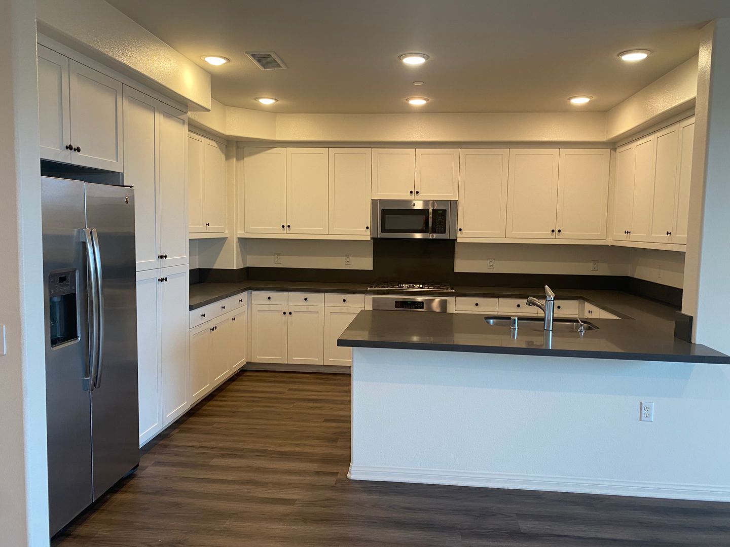 2721 Calle del Comercio