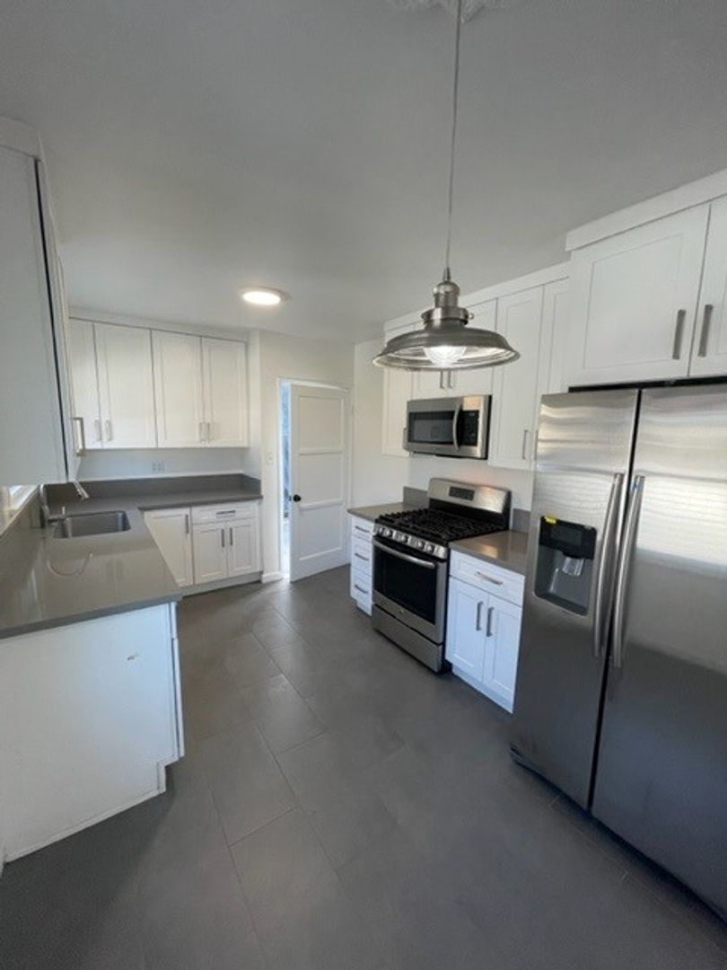 Los Angeles Apartment: 936 S Westmoreland Ave