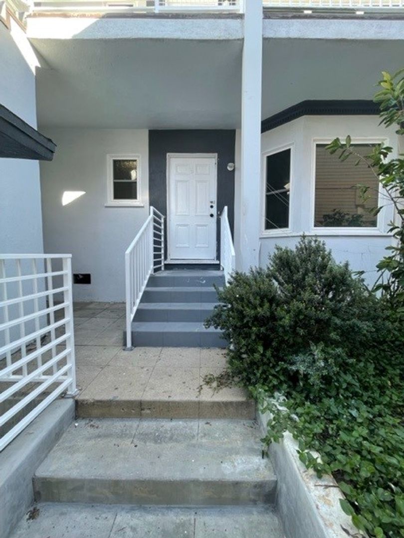 Los Angeles Apartment: 936 S Westmoreland Ave