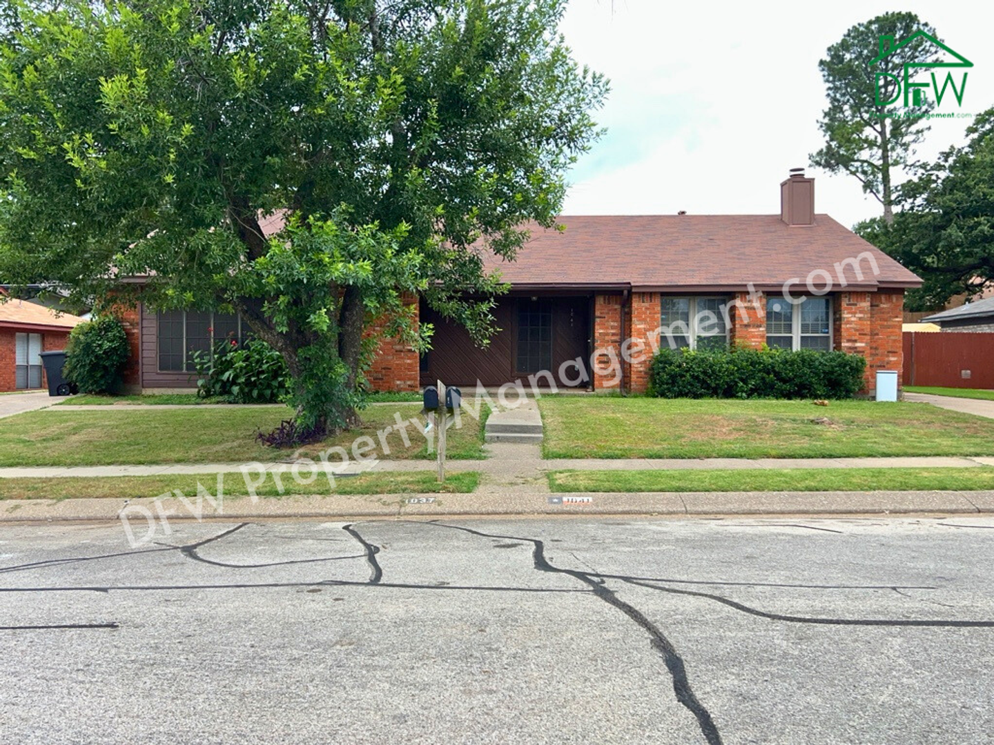 Bedford House: 1037 Stableway Ln