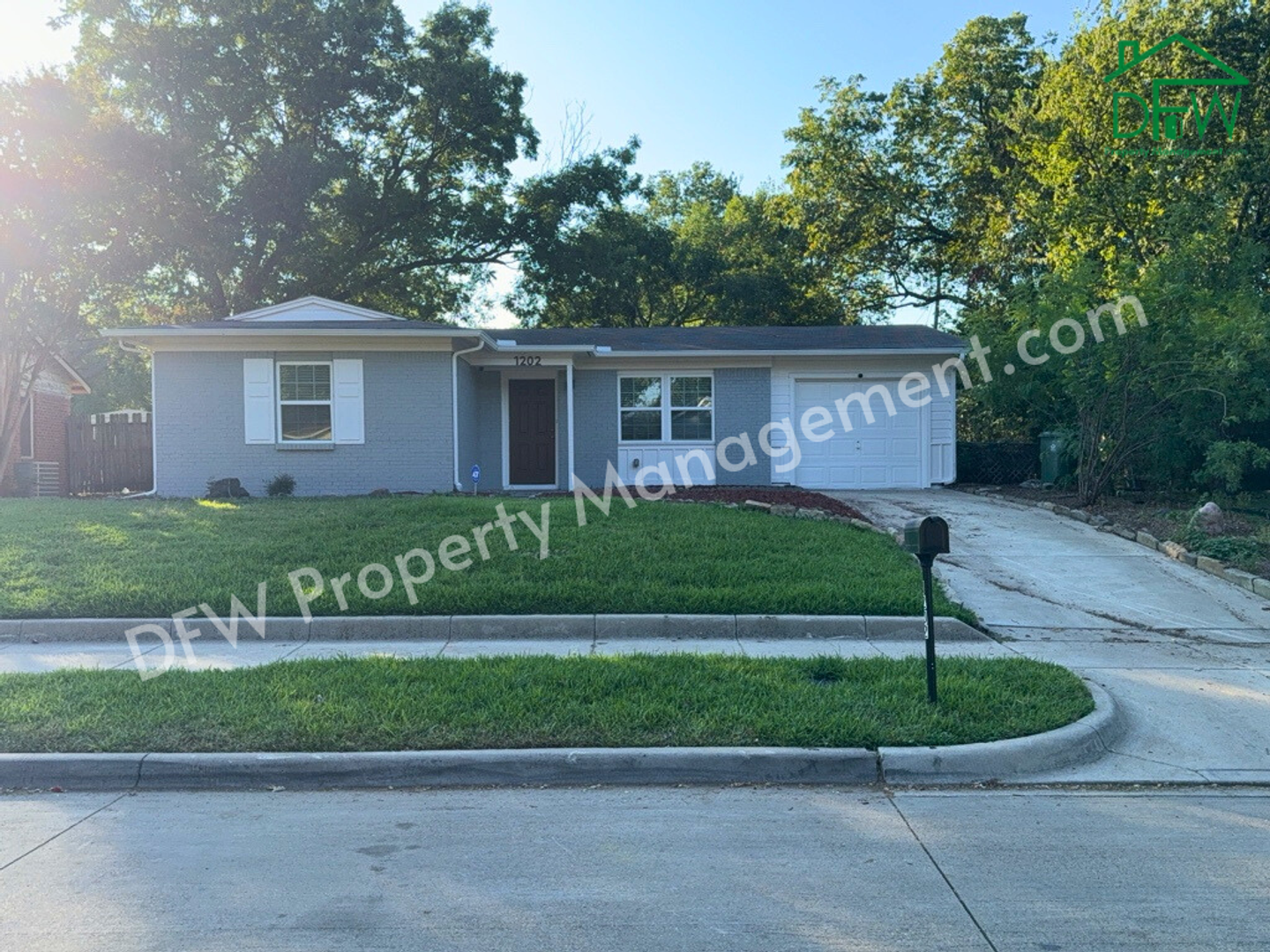 Arlington House: 1202 Valley View Dr