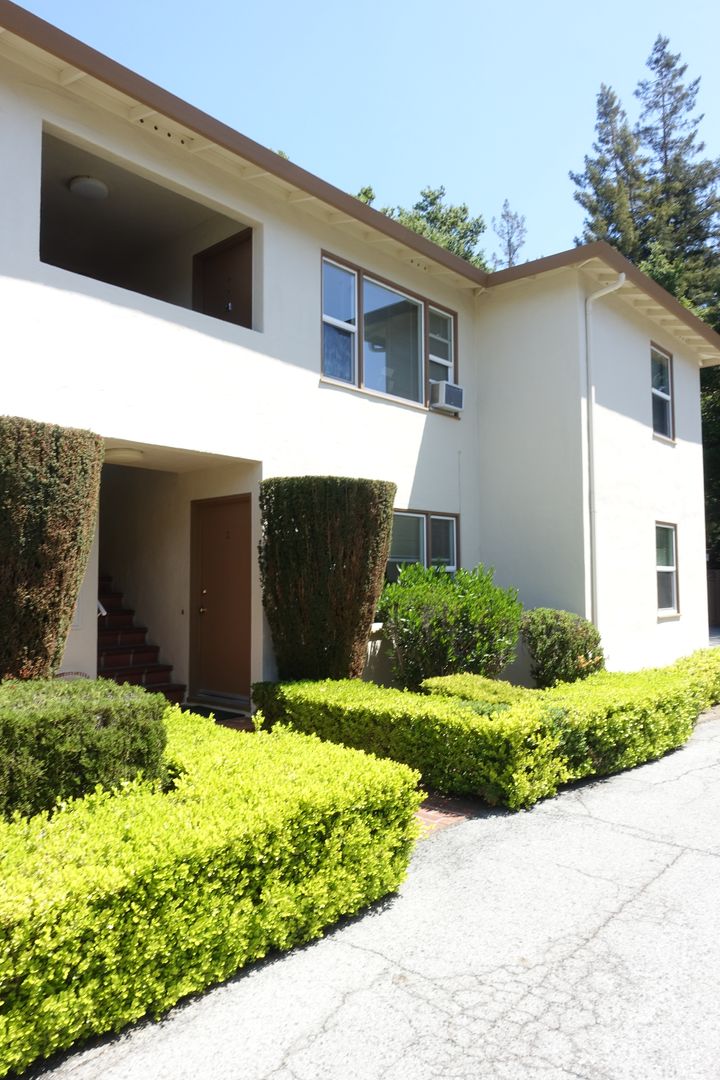 Menlo Park Apartment: 915 Oak Lane