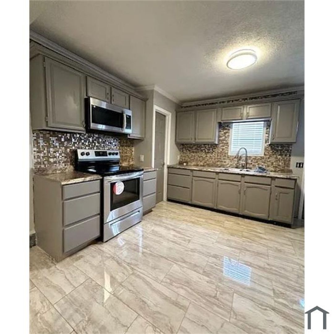 Lorain House: 216 E 33rd St