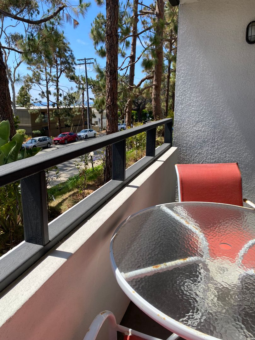 Del Mar Apartment: 201 Fourth Street