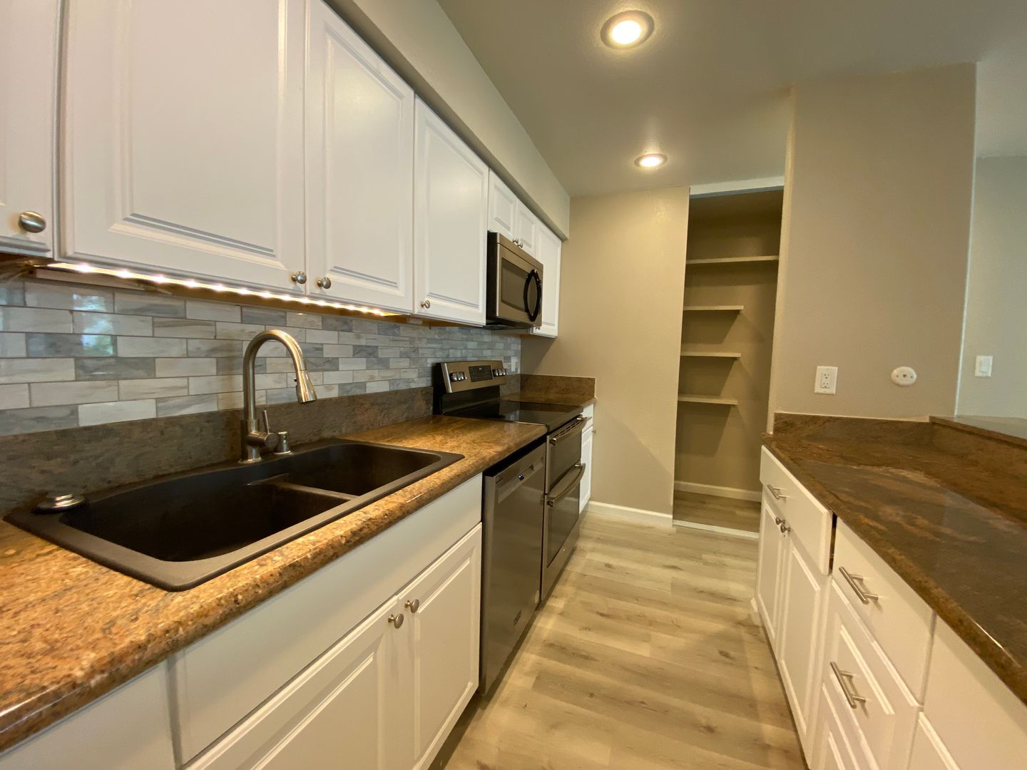 Del Mar Apartment: 201 Fourth Street