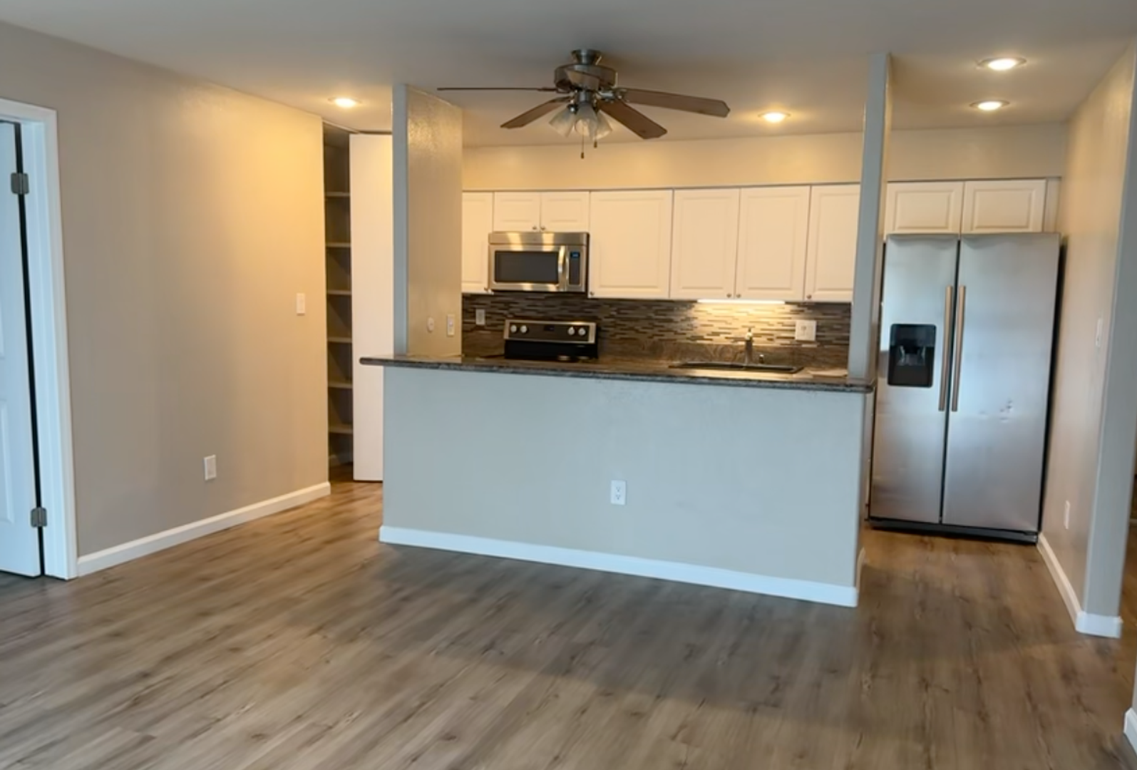 Del Mar Apartment: 201 Fourth Street