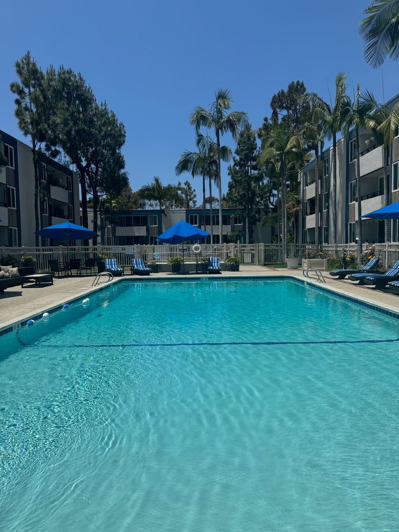 Del Mar Apartment: 201 Fourth Street