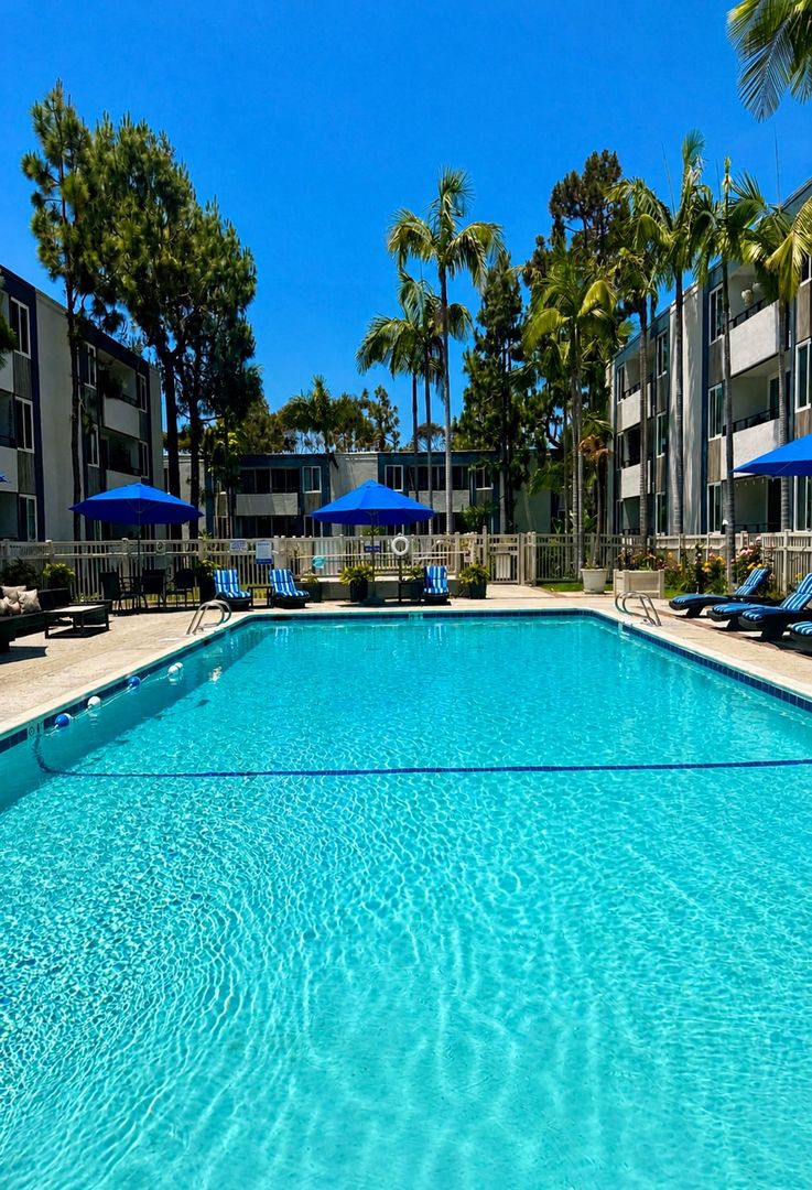 Del Mar Apartment: 201 Fourth Street