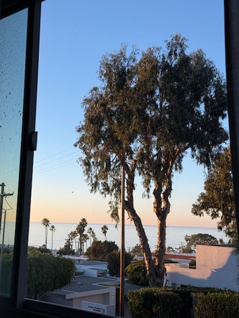 Del Mar Apartment: 201 Fourth Street