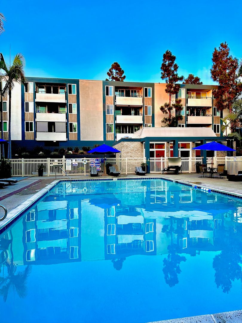 Del Mar Apartment: 201 Fourth Street