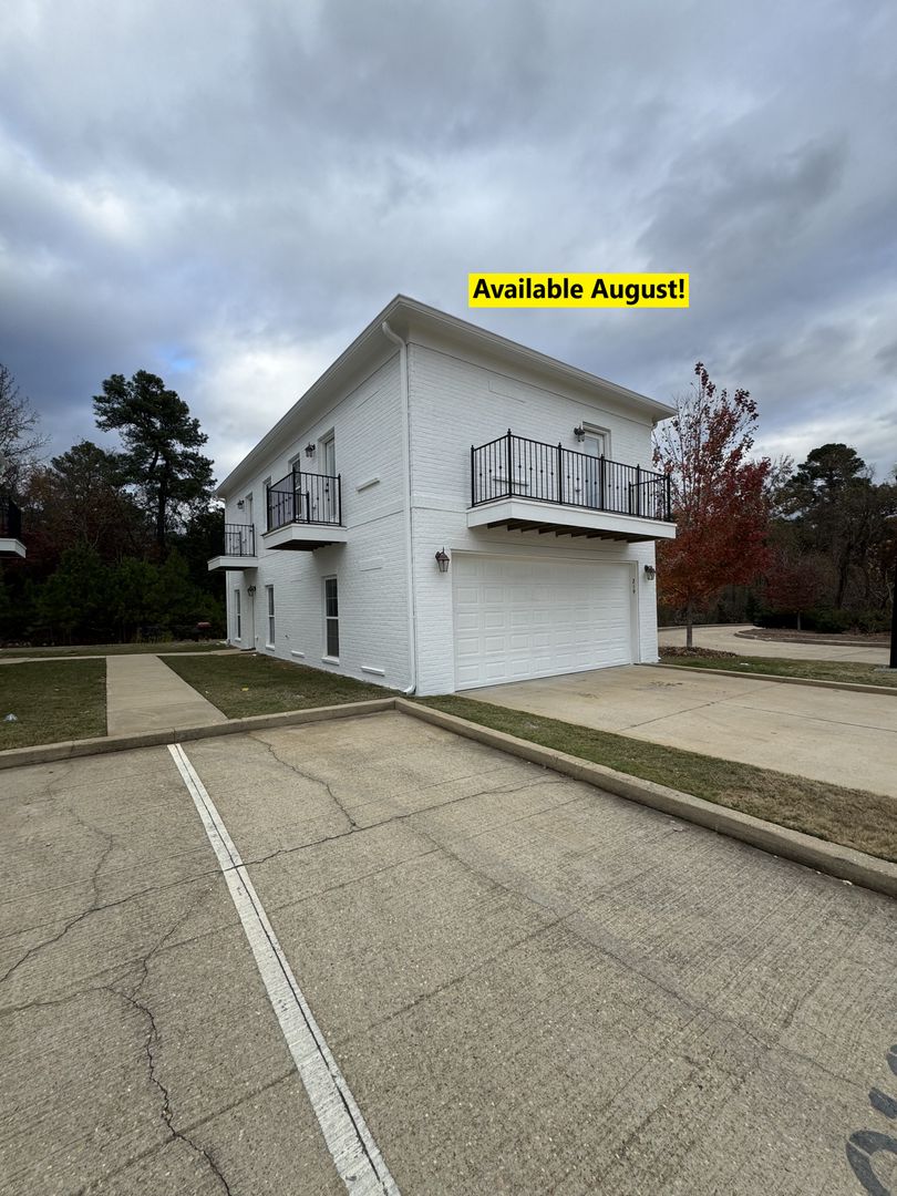 Oxford House: 212 Park West Loop