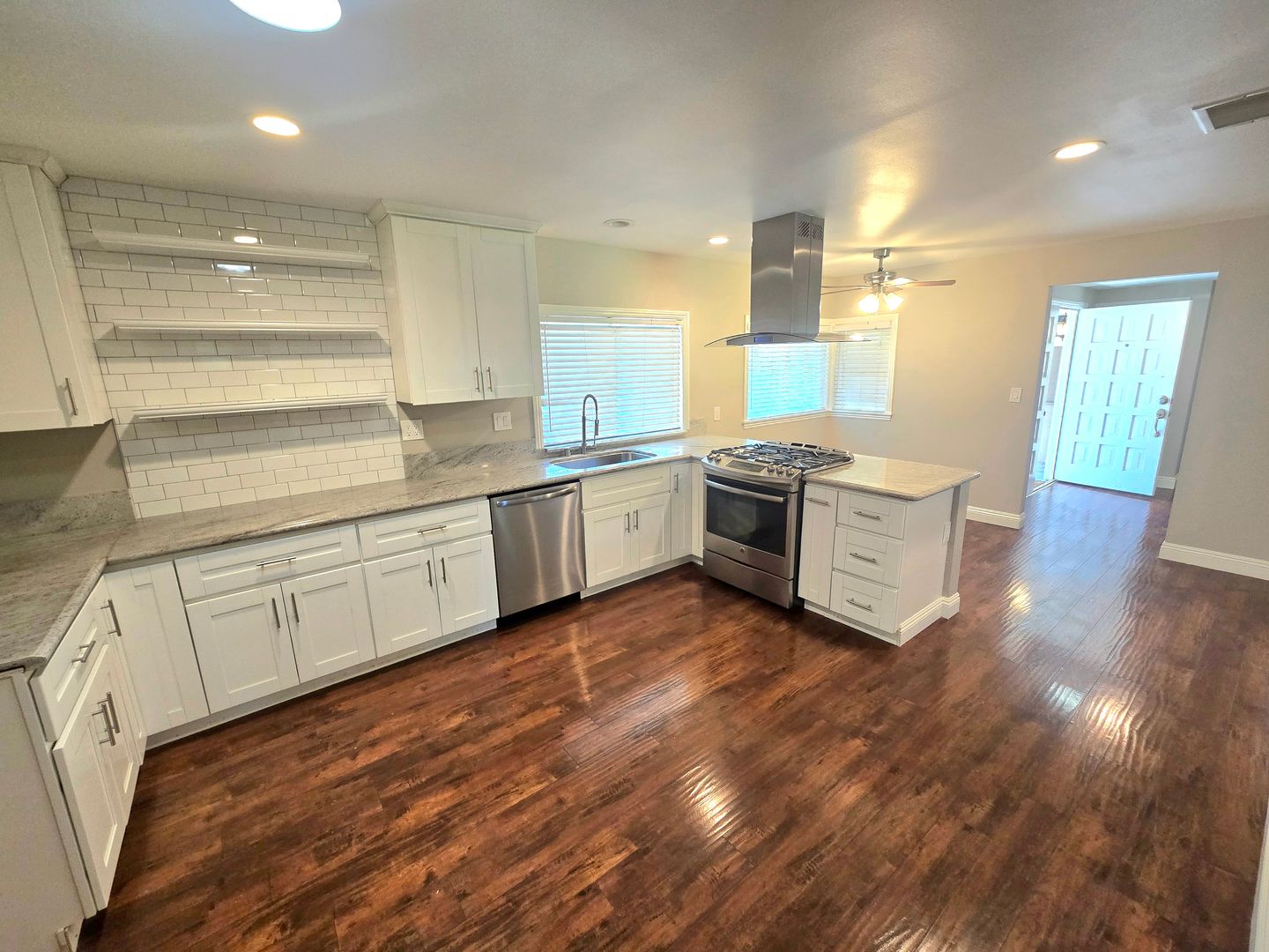 Thousand Oaks House: 191 E. Avenida De Los Arboles
