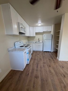 Move-in Special! Remodeled upstairs unit with 2 balconies! – photo 1