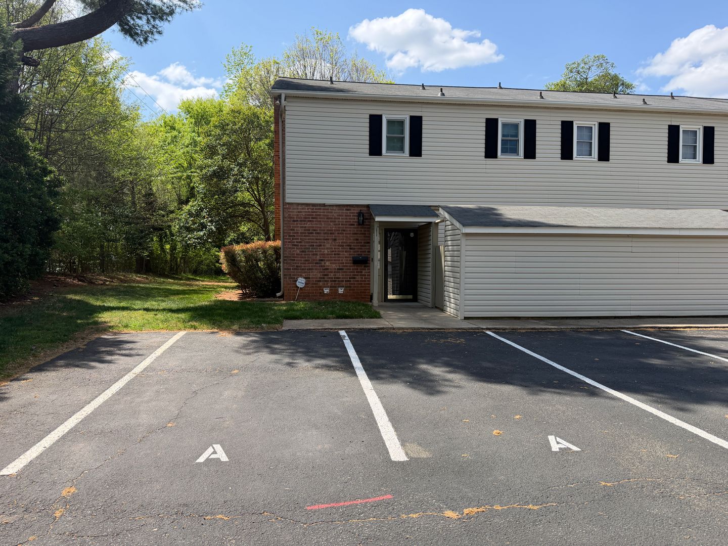 Charlotte Townhome: 5945 Quail Hollow Rd.