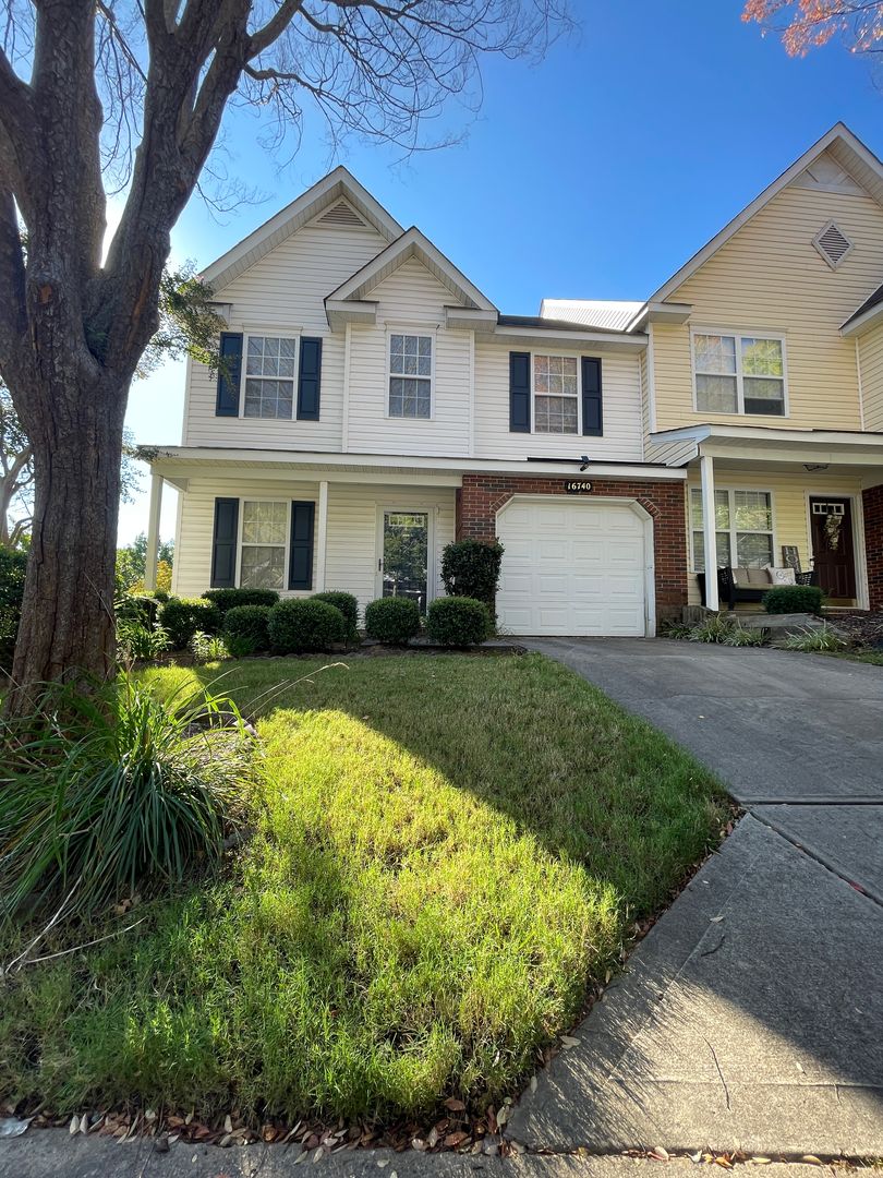 Charlotte Townhome: 16740 Timber Crossing Rd.