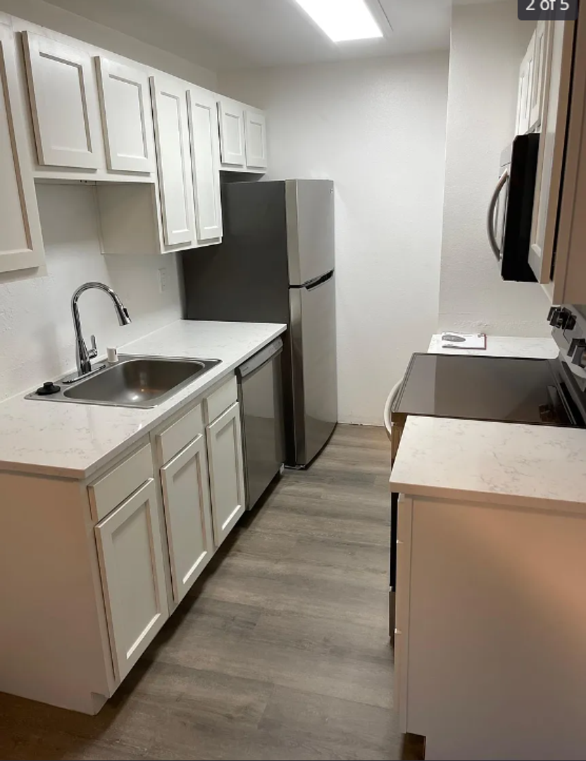 Burien Apartment: 15444 10th Ave SW