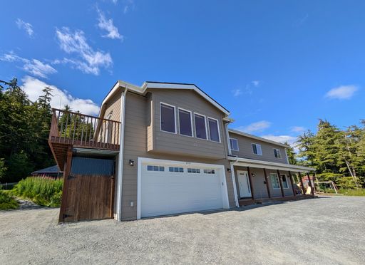 Unfurnished, 3BD/2BD Home, 1800 Sq ft, Decks, 2 Car Garage