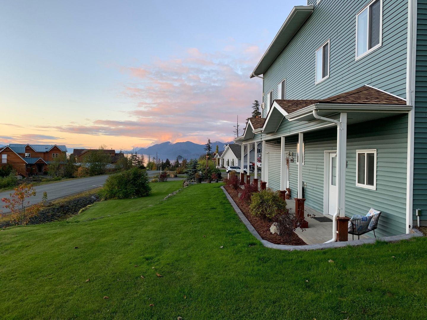 Juneau House: 17022 Island View Dr