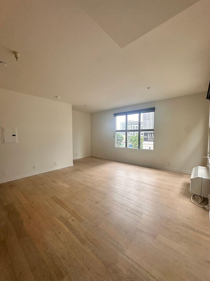 San Diego House: 988 G Street #31