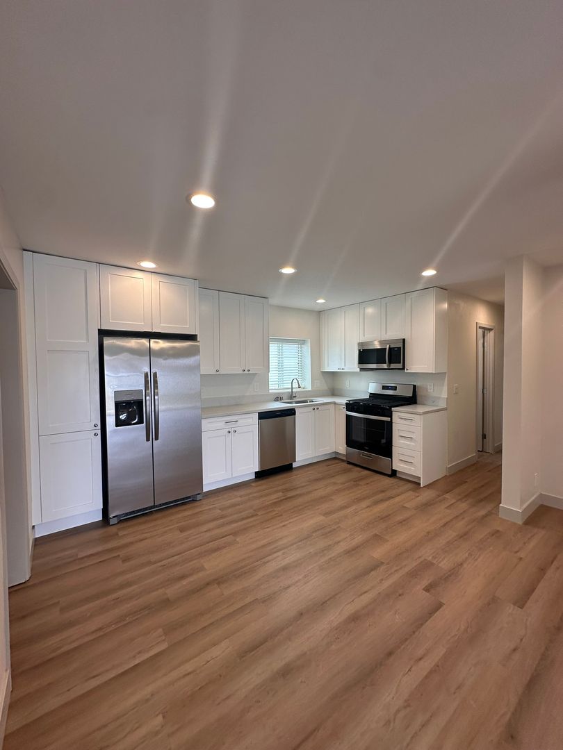 Imperial Beach Apartment: 906 Emory Street/931-933 Elm Avenue