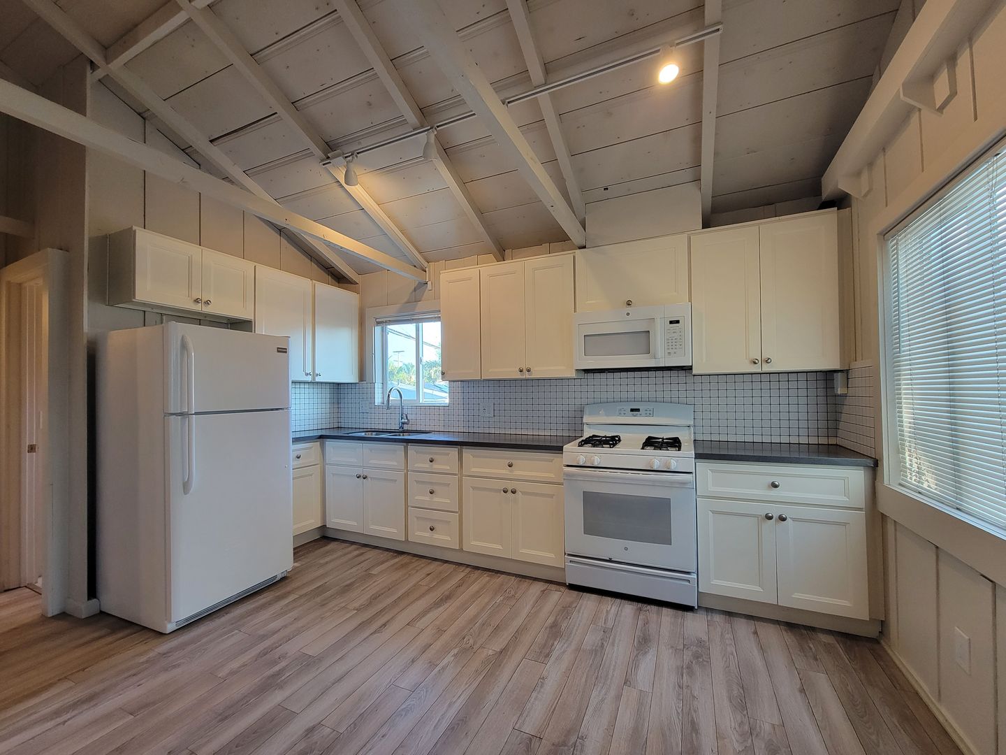 Imperial Beach Apartment: 553-557 Silver Strand Blvd.