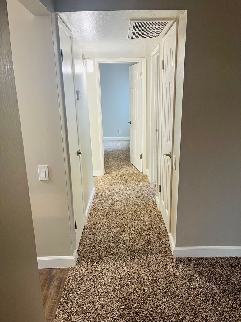 Carmichael Apartment: Oakpoint Apartments