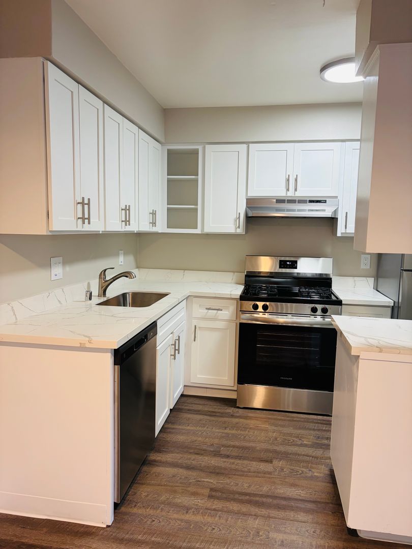 Carmichael Apartment: Oakpoint Apartments