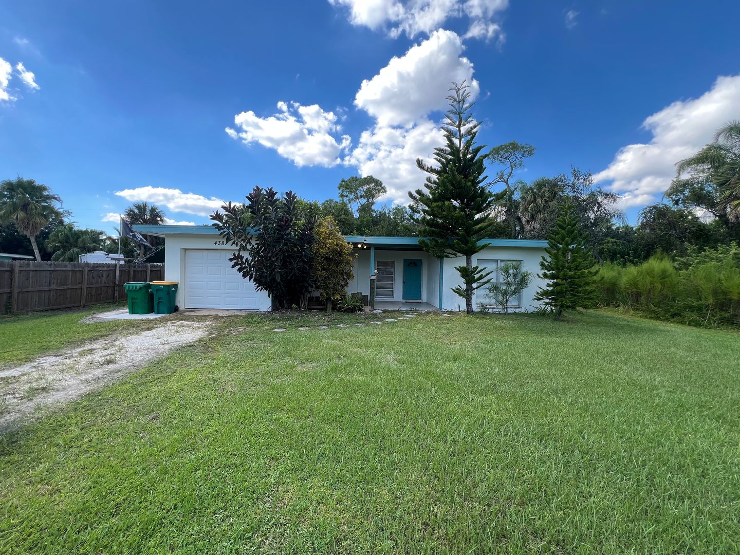 Port Charlotte House: 4381 Melbourne Street