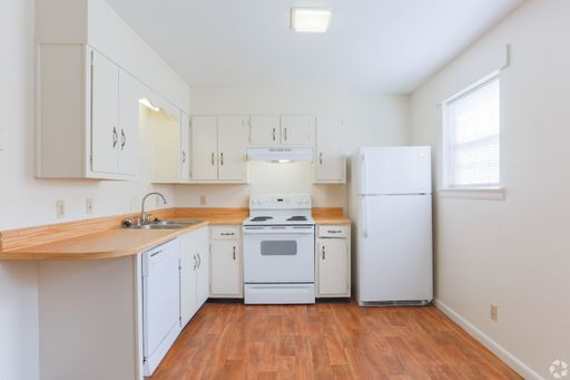Arbordale Apartments, Dalton, GA - 3 Bed / 2 Bath Townhome - Classic