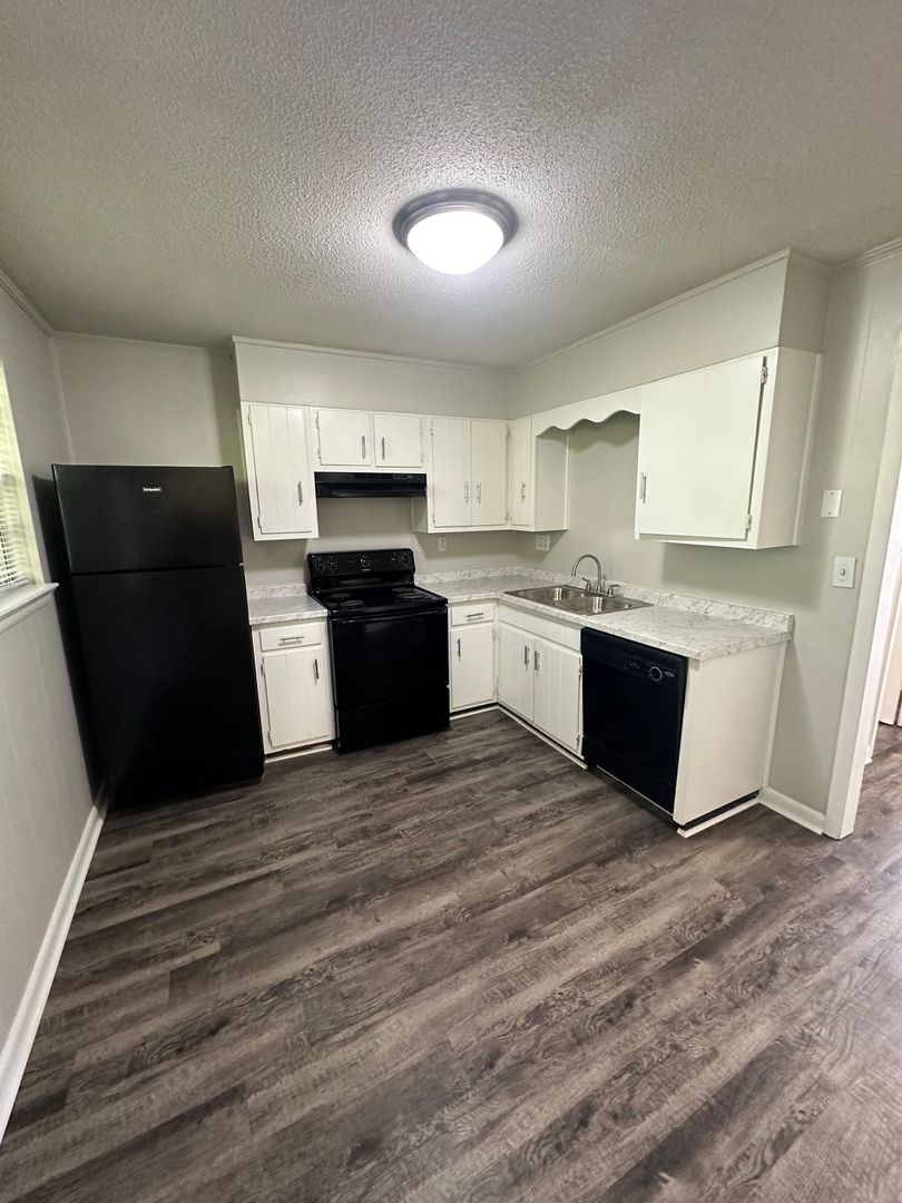 Dalton Apartment: 804 N Tibbs Rd