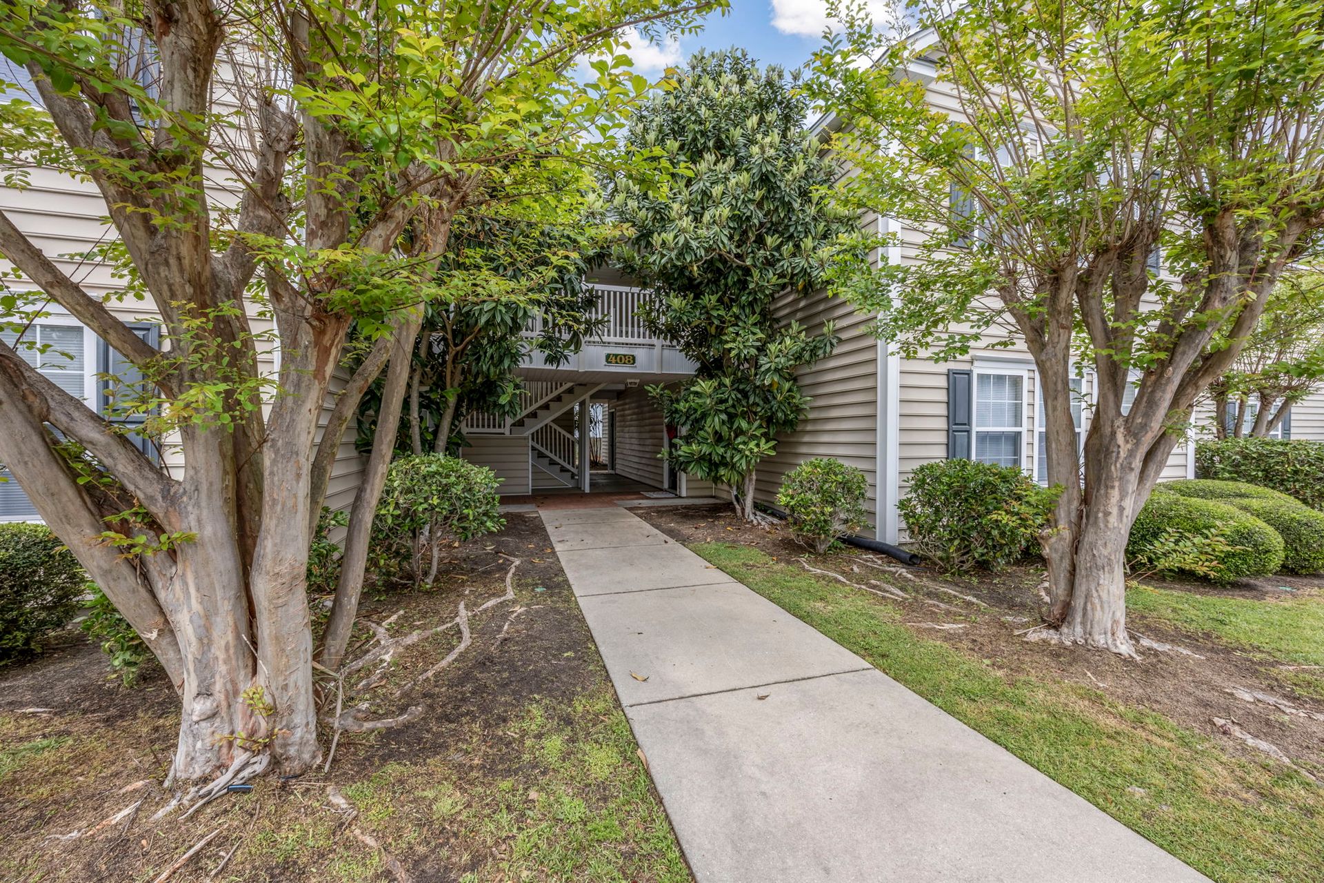 Florence Apartment: 400 Third Loop Road